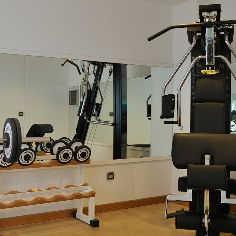 sala fitness con attrezzi